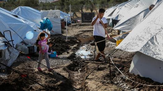 Řecká vláda a Úřad Vysokého komisaře OSN pro uprchlíky (UNHCR) postavily stany v Kara Tepe bez jakéhokoliv zpevněného podkladu, což komplikuje situaci hlavně v deštivém počasí.
