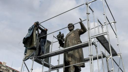  Jiří Černohorský po ukončení protestní akce v pondělí 2.9.  sundal plachtu ze sochy I.Š.Koněva.