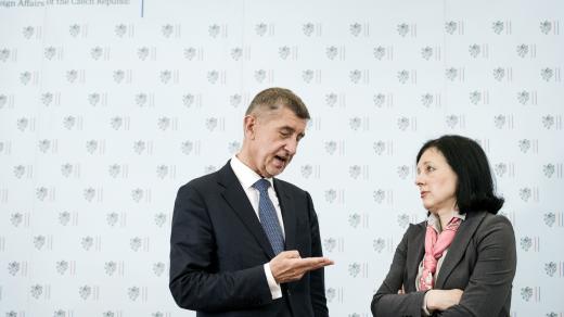 Babišův možný střet zájmů se řeší i na evropské úrovni. Na snímku s místopředsedkyní Evropské komise Věrou Jourovou (ANO)