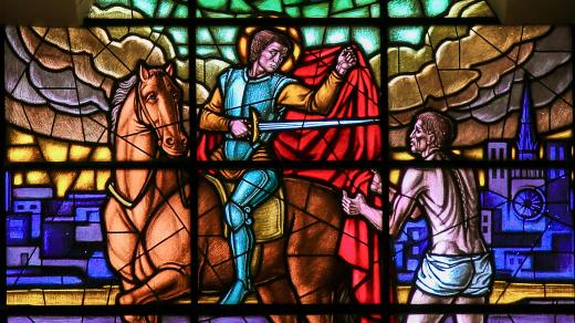 Legenda vypráví příběh o svatém Martinovi, kterak dal svůj plášť žebrákovi