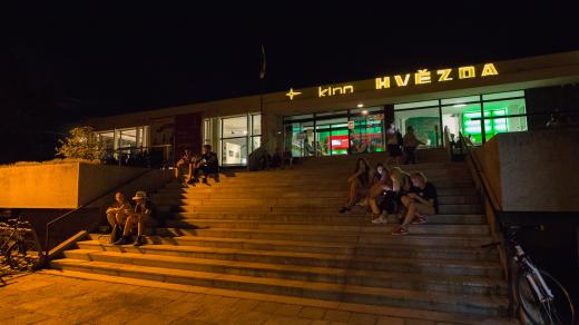 Lidé před festivalovým kinem Hvězda v Uherském Hradišti