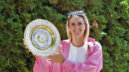 Markéta Vondroušová ve svém domovském klubu 1. ČLTK Praha s wimbledonskou trofejí