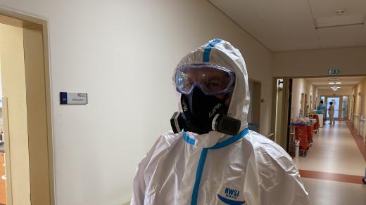 Muž bez tváře má za sebou 400 výjezdů pro covidové pacienty