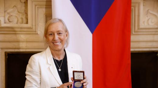 Bývalá tenistka Martina Navrátilová se stříbrnou medailí od předsedy Senátu Miloše Vystrčila