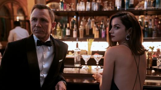 James Bond (Daniel Craig) a Paloma (Ana de Armas) v bondovce Není čas zemřít