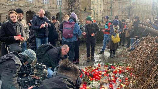 Lidé pokládají svíčky i před filozofickou fakultou v Praze, kde se střelba odehrála