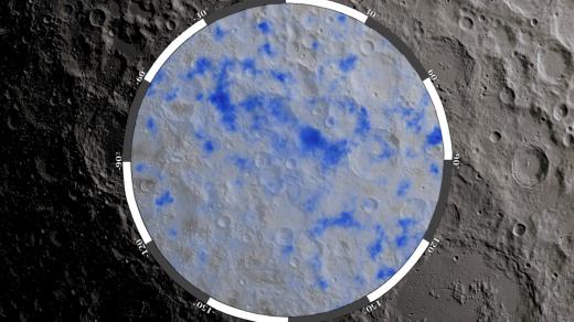 Oblasti jižního pólu Měsíce s možnými ložisky vodního ledu, znázorněné modře. Mapa vychází z dat pořízených sondou NASA Lunar Reconnaissance Orbiter