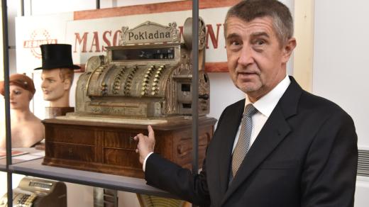 Český premiér v demisi Andrej Babiš (ANO) před jedním z exponátů