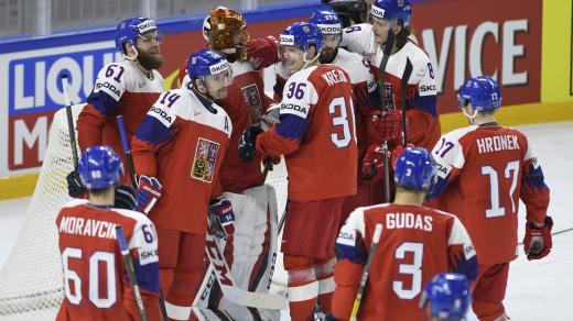 Čeští hokejisté se po výhře nad Francií radovali kolem brány Davida Ritticha