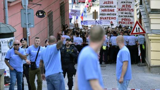 Členové hnutí Slušní lidé v modrých tričkách odcházejí od bočního východu brněnského Divadla Husa na provázku