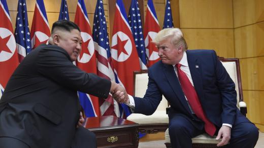 Americký prezident Donald Trump se v neděli v hraniční vesnici Pchanmundžom v demilitarizované zóně mezi Jižní a Severní Koreou potřetí setkal se severokorejským vůdcem Kim Čong-unem.