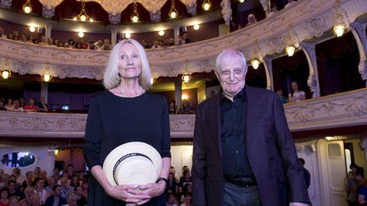 Jiří Suchý a režisérka Olga Sommerová uvedli na festivalu v Karlových Varech dokumentární film Lehce s životem se prát
