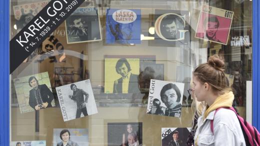 Obaly vinylových desek zpěváka Karla Gotta ve výloze prodejny na Jungmannově náměstí v Praze, u které vydavatelství Supraphon zřídilo pietní místo k uctění Gottovy památky.
