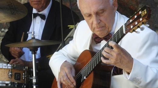 Ve věku 94 let zemřel kytarista, hudební skladatel, publicista a pedagog Jiří Jirmal (na snímku z července 2006 vpravo). 