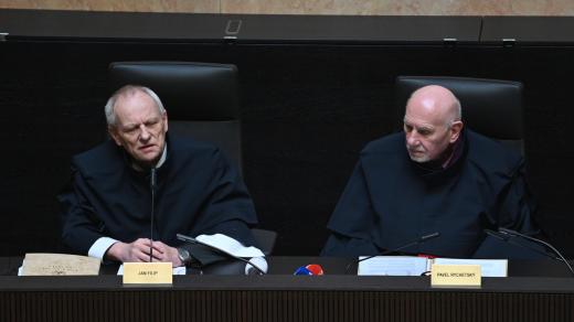 Předseda Ústavního soudu Pavel Rychetský (vpravo) a soudce zpravodaj Jan Filip při veřejném vyhlášení nálezu soudu k zákonu o střetu zájmů