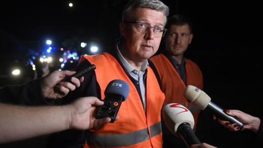 Ministr Karel Havlíček na místě srážky dvou vlaků u Českého Brodu.