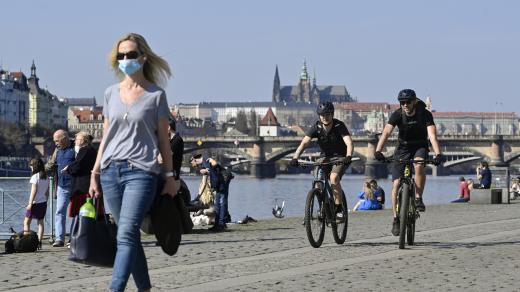 Lidé si užívají teplého a slunečného počasí 31. března 2021 na náplavce Rašínova nábřeží v Praze