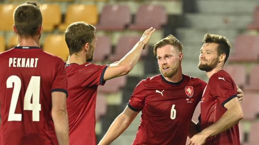 Čeští fotbalisté slaví branku do sítě Albánie
