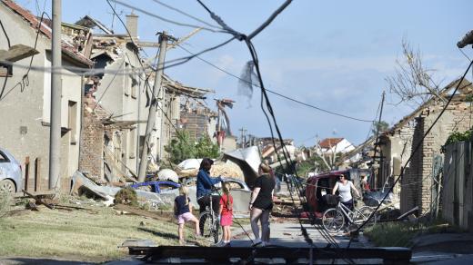 Obyvatelé Moravské Nové Vsi pozorující následky tornáda, které obec zasáhlo ve čtvrtek večer
