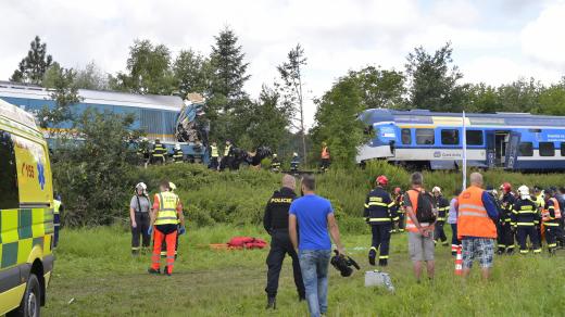 U obce Milavče mezi stanicemi Domažlice a Blížejov se ve středu po osmé ráno srazily dva osobní vlaky. Havárie se stala na jednokolejném úseku, před kterým se vlaky měly minout.