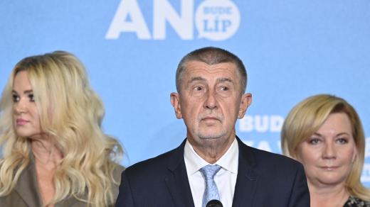 Premiér Andrej Babiš (ANO) předstoupil před novináře krátce před 20. hodinou večer, po boku měl mimo jiné svou ženu Moniku