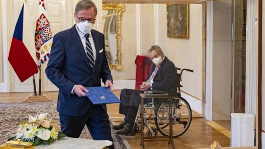 Jmenovací listinu (v modrých deskách) podepsal Miloš Zeman již v sobotu, poté byla vydezinfikována