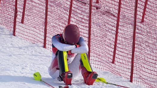 Frustrovaná a zklamaná Mikaela Schiffrinová po netrefení branky při slalomu v olympijském Pekingu