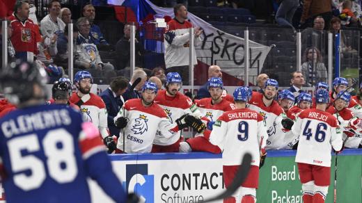 Čeští hokejisté slaví v zápase s Velkou Británií vstřelenou branku