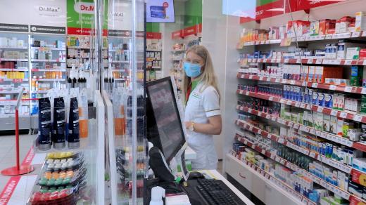 Roušky v lékárně jsou na některých místech Česka povinné, například v Praze nebo ve Zlínském kraji (ilustrační foto)