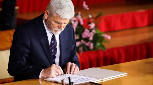 Český prezident Petr Pavel podepisující se pod inaugurační slib