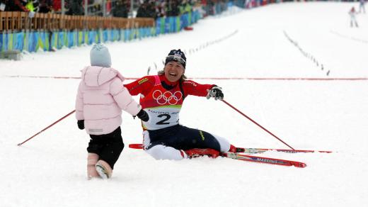 Kateřina Neumannová v cíli olympijského závodu na 30 kilometrů při olympiádě v Turíně