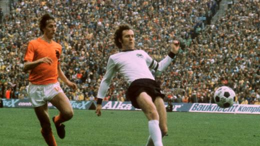Franz Beckenbauer (vpravo) odehrál semifinálové utkání na mistrovství světa 1970 se zlomenou klíční kostí