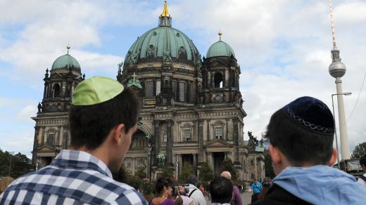 Židé s jarmulkami v Berlíně (ilustrační foto)