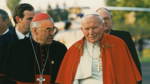 Papež Jan Pavel II. (vpravo) a tehdejší kardinál Miroslav Vlk 22. 5. 1995 na letišti v Mošnově před odletem do Říma z krátké návštěvy Česka.