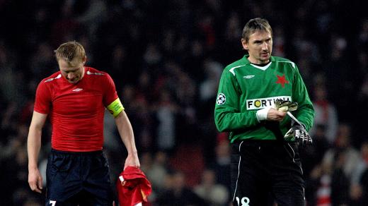 Smutní Stanislav Vlček (vlevo) a Martin Vaniak po výprasku na Arsenalu v roce 2007