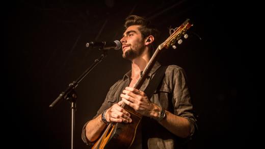 Zpěvák Alvaro Soler na koncertě v Miláně z roku 2015