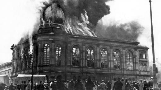 Hořící synagoga Boerneplatz ve Frankfurtu nad Mohanem zapálená během Křišťálové noci 10. listopadu 1938 