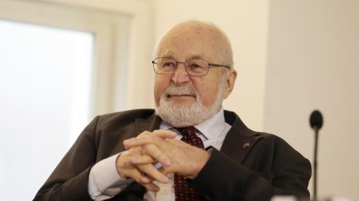 Ve věku 92 let dnes ve Stockholmu zemřel zakladatel Nadace Charty 77 a jaderný fyzik František Janouch (na snímku z roku 2016)