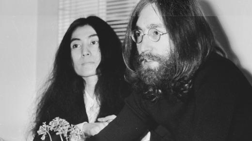 John Lennon a jeho manželka Yoko Ono v květnu 1969