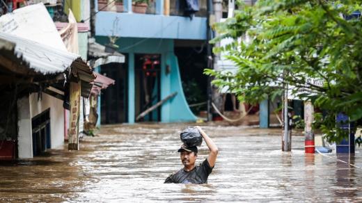 Záplavy v ulicích Jakarty. 