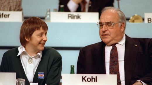 Tehdejší ministryně pro ženy a mládež Angela Merkelová a kancléř Helmut Kohl na sjezdu CDU v prosinci 1991