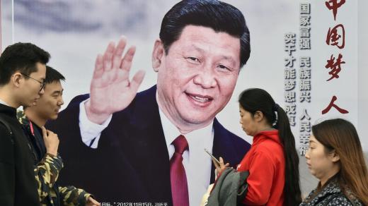 Ulice Pekingu - a billboard velebící úspěchy prezidenta Si Ťin-pchinga. 
