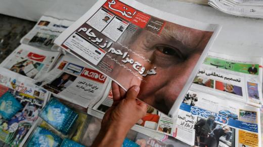 Titulní strany novin v Íránu ve středu 9. května 2018 - den poté, co Donald Trump oznámil, že USA odstupují od dohody s Íránem. 