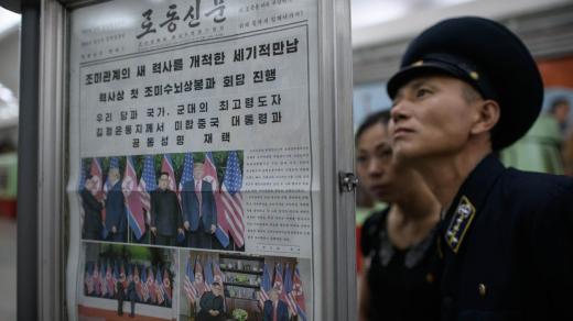 Průvodčí pchjongjangského metra jako jeden z obyvatel hlavního města KLDR, kteří si ve vestibulu metra pročítají stránky státních novin Rodong Sinmun. Donald Trump přijal Kim Čong-unovo pozvání k návštěvě Pchjongjangu, píše list ve svém vydání ze 13. červ