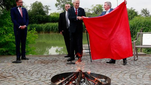 Prezident Miloš Zeman a kancléř Vratislav Mynář při pálení rudých trenek skupiny Ztohoven na Pražském hradě