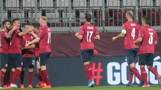 Čeští fotbalisté se radují z gólu proti Skotsku
