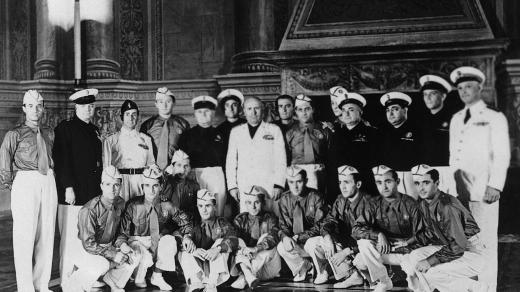 Italský fotbalový tým po příjezdu z Francie, kde v roce 1938 obhájil zlaté medaile. Uprostřed v bílém vítající diktátor Benito Mussolini