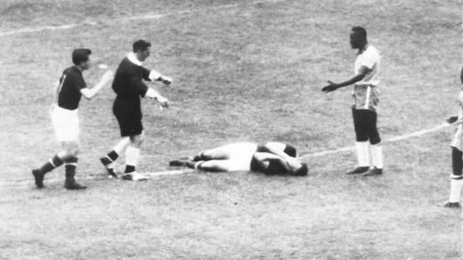 Brutalita, úskočnost, rvačky, červené karty, to byl zápas Maďarsko - Brazílie na mistrovství světa v roce 1954. Na snímku leží Nándor Hidegkuti, kterého zfauloval Brandaozinho