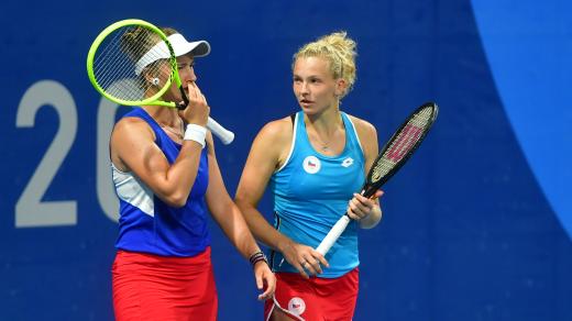 Tenistky Barbora Krejčíková a Kateřina Siniaková během čtvrfinále tenisového turnaje Olympijských her 2020 v Tokiu.