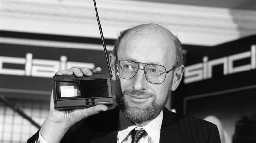 Britský vynálezce Clive Sinclair s prototypem miniaturní televize na snímku z roku 1983
